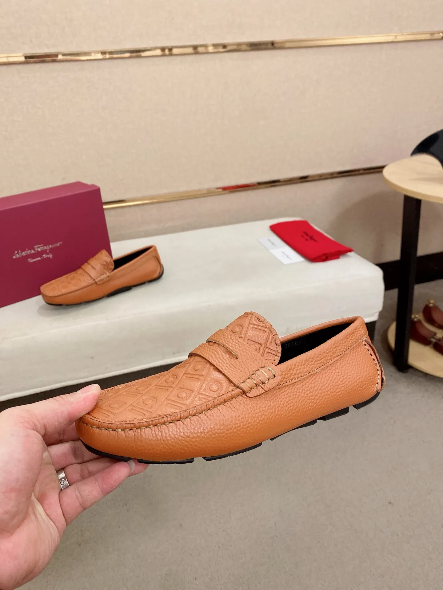Men's shoes💰: 560💰High-end quality! Ferragamo🆕🆕Exclusive hot-selling products in stock🔥🔥New products on the shelves, high-quality Ferragamo men's pea shoes, high-end casual driving shoes, with complete packaging! 💪 💪 Material: imported first-layer pebbled cowhide 🐂 + imported high-quality water-dyed cowhide lining + wear-resistant outsole 👍🏻👍🏻 Features: high-end and comfortable, purely handmade 🚀 🚀 Create the perfect shoe that suits you best 🔥 🔥 Size: (38-44) 45 standard size can be customized!